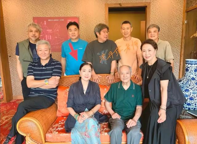 69岁张丰毅参加北电同学聚会，和沈丹萍互动亲近，张铁林也在场