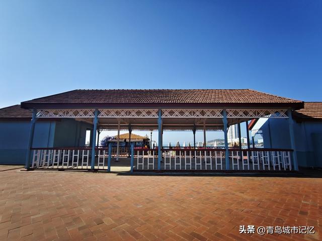 青岛海水浴场的一座凉亭，毛主席曾在此主持召开中央最高级别会议