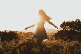 “他刷美女，你追剧”：婚姻激情消失，背后是这个隐形杀手图片