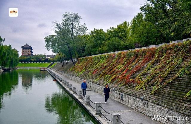 古城与秋叶的交响