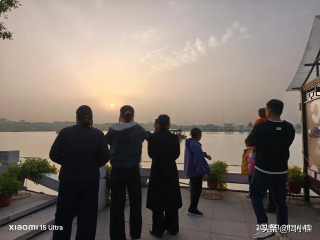 15分钟617人登顶龙亭大殿,传统观光景区迈向沉浸夜游的关键一步