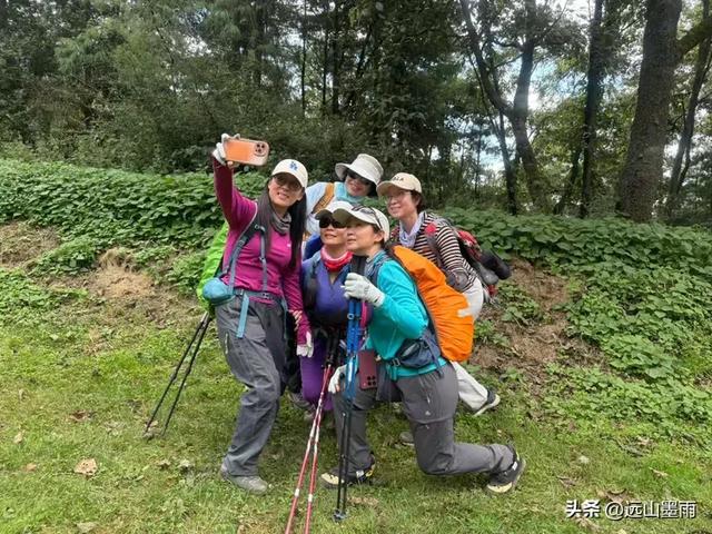 在阳光明媚的秋日里，我们走马街、三家村水库、团结乡滑草场，爽