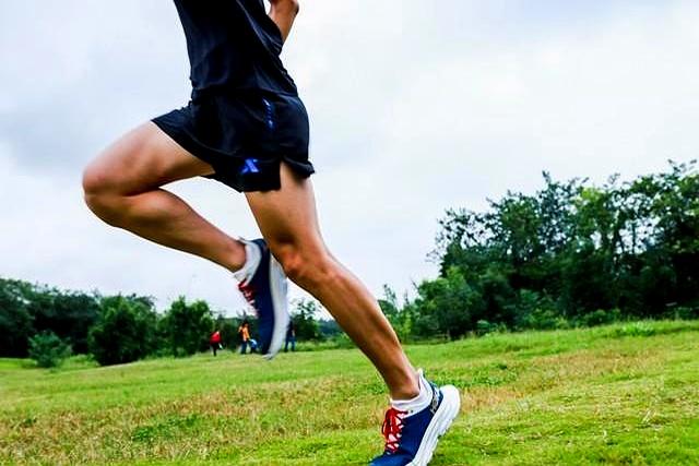 碳板鞋，跑鞋中的高科技，但是有几种人不适合穿。