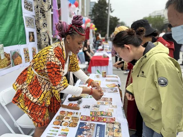 10国留学生当“文化推荐官”！曲阳社区国际文化嘉年华热力启幕