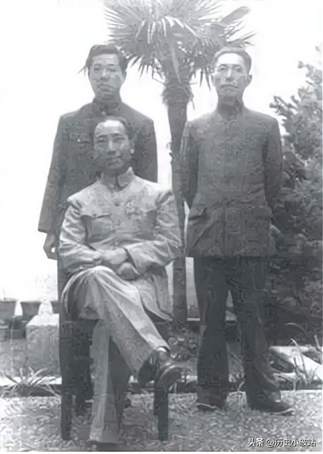 民国老照片：戴笠与儿子、弟弟合影；航拍下的北京；青年毛泽东