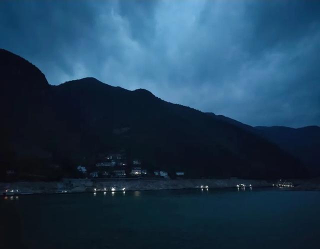 王林平随笔《夜游长江三峡》