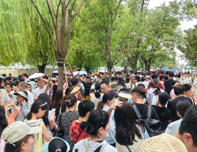 7月19日，北京毛主席纪念堂外发生的真实排队场景，大家看看吧