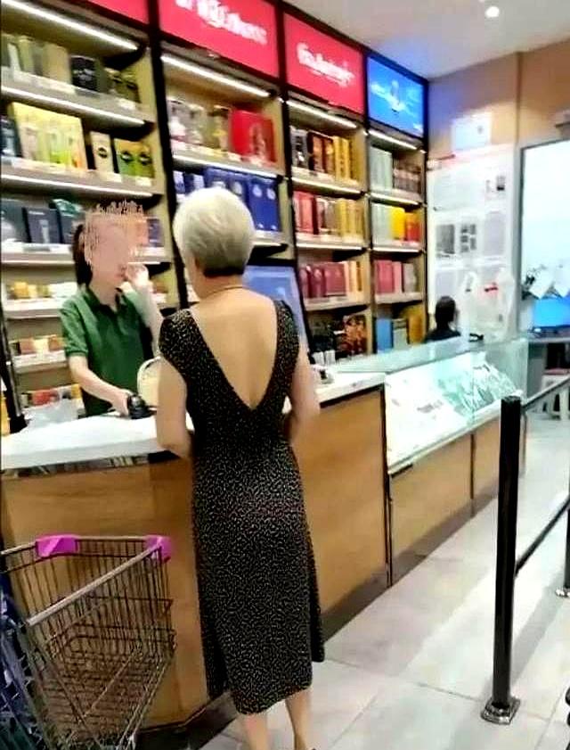 70岁奶奶穿露胸装！网友：啥年龄了，这样穿让年轻人都不好意思了