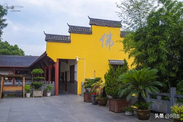临崖而建的萧山福庆寺，来历有点神秘却香火旺盛，当地影响力甚广