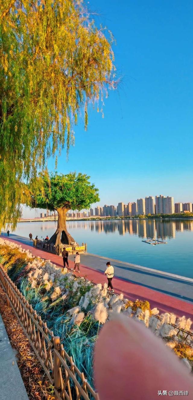 诗一首:日落咸阳湖