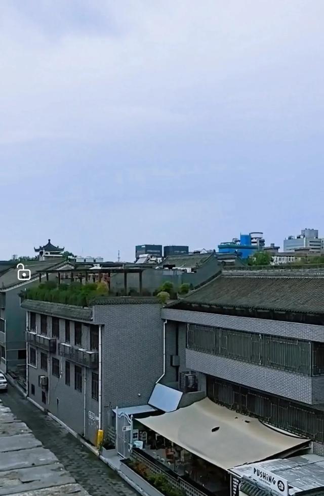 五绝:游西安古城墙