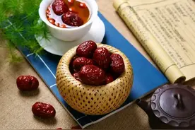 退休在家不但要照顾好家，更要照顾好自己。在家做三蒸三晒红枣图片