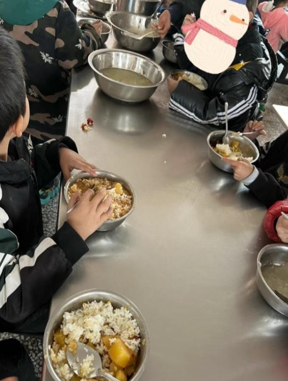北京下了死命令，2027年底前，所有中小学必须告别“校外配餐	”