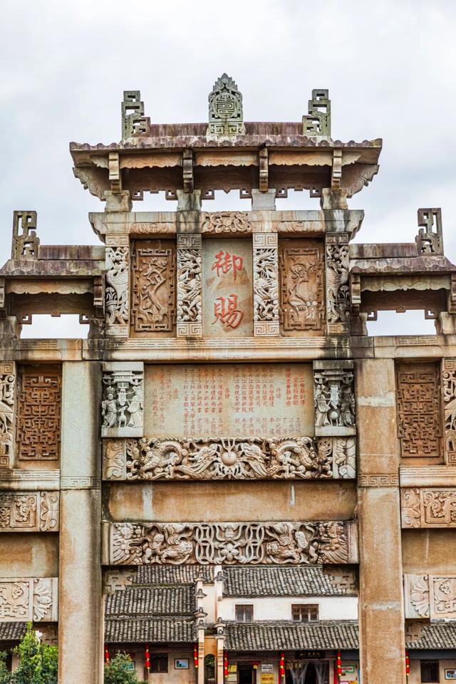 别再只去宏村了！这座水墨小城，藏着大半个徽州的秋，美得更诗意