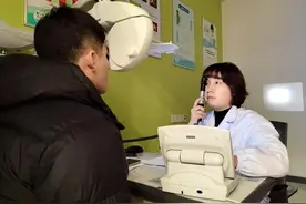 35岁遭遇“老花眼”？视觉训练助其重返年轻视力！图片