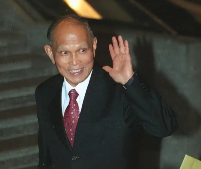 霍启刚没想到！44岁妻子和79岁老爸同时官宣喜讯，为霍家“争光”