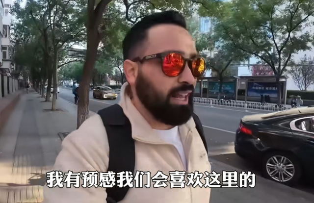 美国博主第一次来中国旅游，一天后直言：中国到处充满“危险”