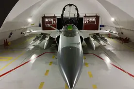 歼十枭龙一战成名，配霹雳15完胜印度阵风，一寸长就是一寸强图片