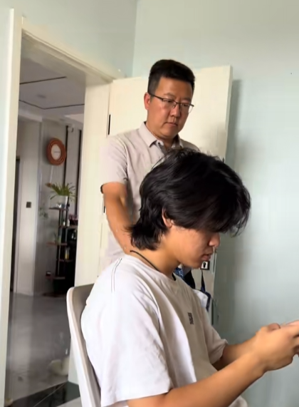 男孩562分被调剂到护理专业，一家人崩溃痛哭，最终选择让人破防