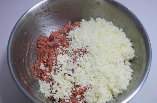如何制作酥脆嫩滑的炸肉丸子？详细步骤轻松掌握，口感鲜美不油腻