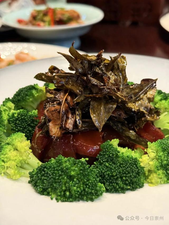 来正东街，尝枇杷茶煮的五花肉......