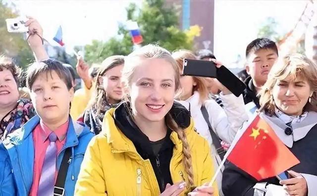 向东看！普京亲笔签字，俄罗斯将对中国免签，中俄关系更上一层？