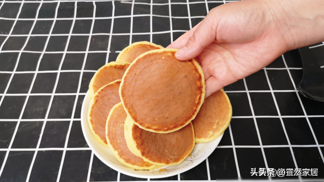 玉米面饼最简单做法，手不沾面，筷子一搅锅一倒，蓬松暄软像面包