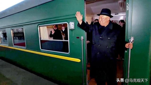 朝鲜金正恩启程来华，专列车厢内部曝光，韩国又惊又喜，两手准备