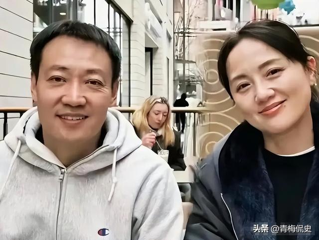辛柏青带17岁女儿寺庙祈福！父女俩一直牵着手，李乃文也陪在身边
