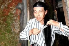 江西小伙因两度失恋，藏进深山23年成野人，徒手凿出“三室一厅”图片