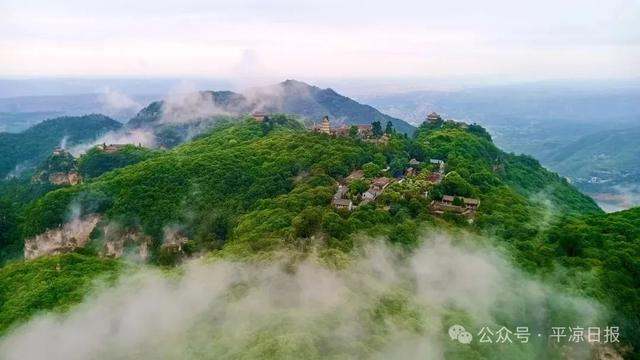 一场秋雨涤，崆峒云海起
