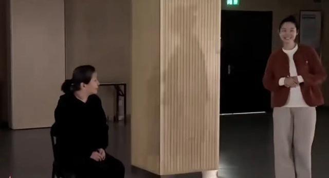 58岁江珊在剧组庆生	，穿黑衣满头白发体重超140斤，皱纹不掩美貌