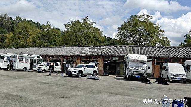 自驾路上的“假夫妻”：他扛行李她买水，背后藏着千万老人的孤独