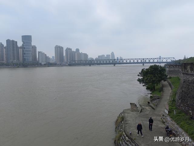 襄阳古城汉江风景很美