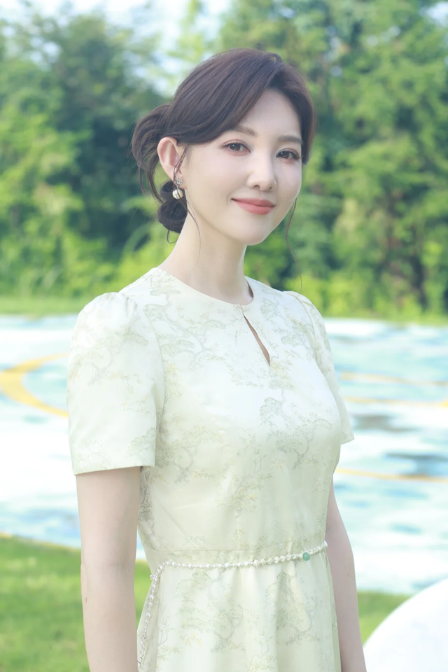 这样的央视主持人,也太美了吧!
