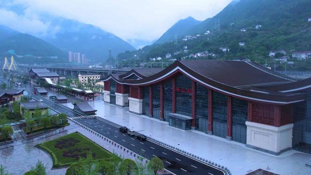 乘坐高铁到神农架避暑游何以爆火？