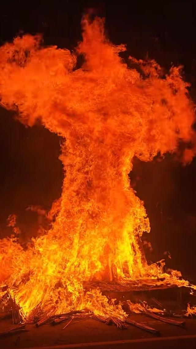 火把节人潮挤爆凉山！免费雨衣难抵怨气，文化盛宴变煎熬？