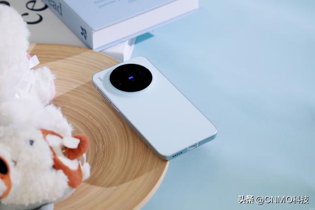 vivo X300图赏：治愈色彩搭配丝绒触感 上手就忍不住想“Rua”！