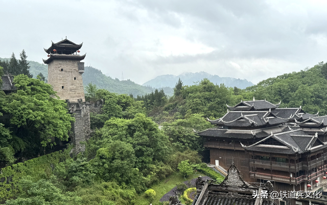 九黎石寨烟雨行 作者：铁道兵二师六团学生三连 吉农