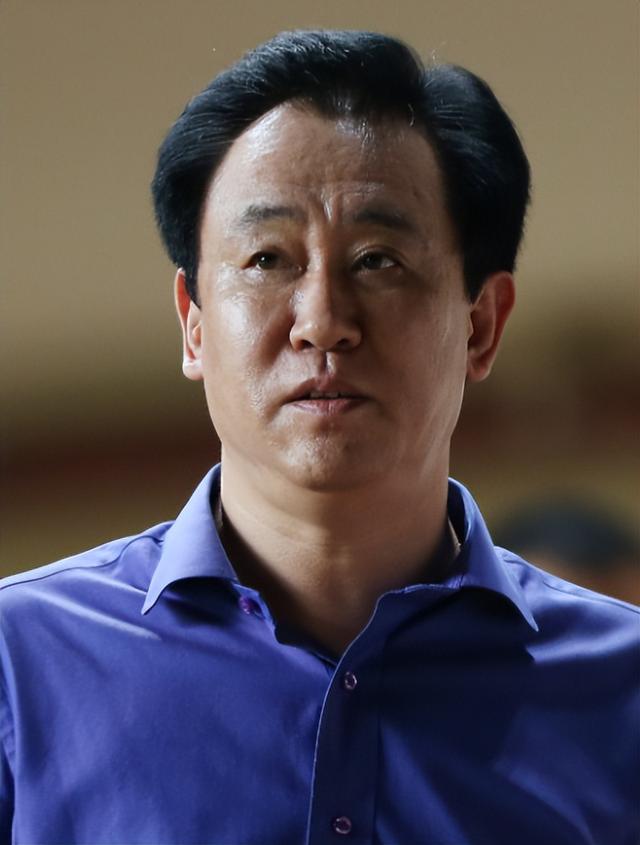 这下麻烦大了！短短3个月，许家印再迎5大噩耗，王健林的话应验了