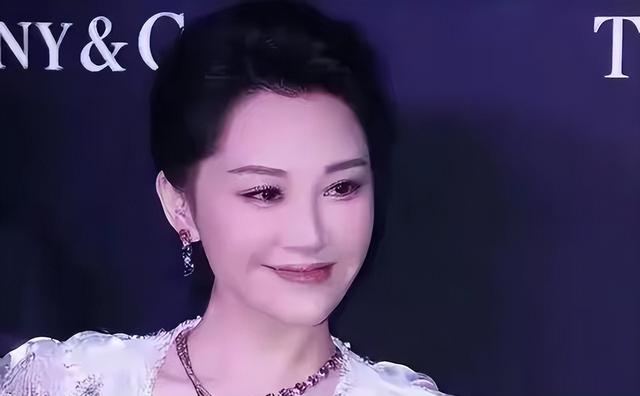 她一生“风流成性、老少通吃”，撩汉无数，如今56岁依旧貌美如花