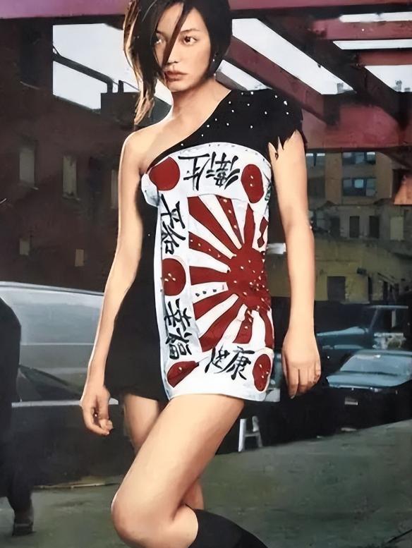 封杀四年，49岁赵薇近况再曝，参加好友婚礼，脸垮皮衰无星气