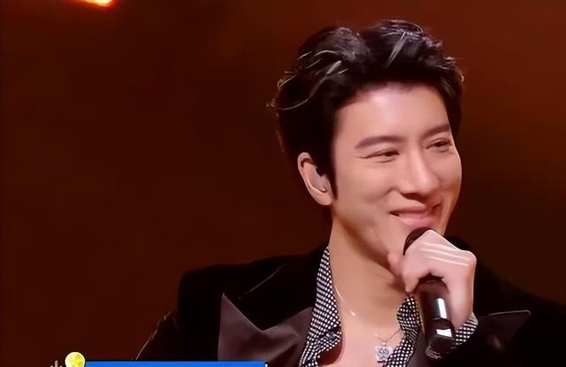 2025年大湾区晚会简直就是一张照妖镜，塑料歌手齐上阵，太搞笑了