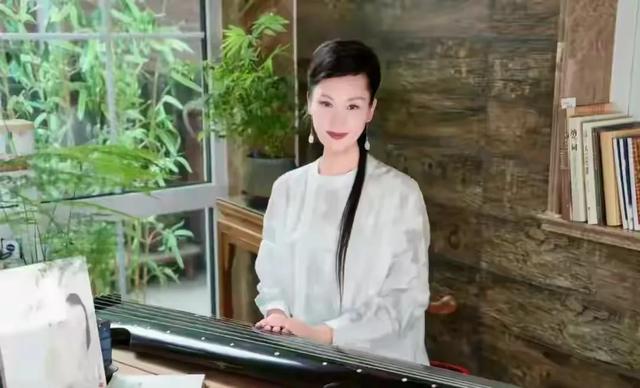 59岁于文华罕晒北京别墅，上下两层装修雅致，二婚老公年轻帅气