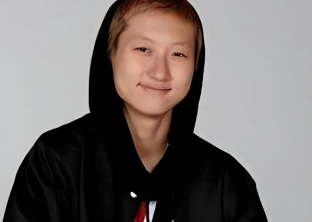 71岁成龙满头白发，儿子不成材，女儿在外流浪