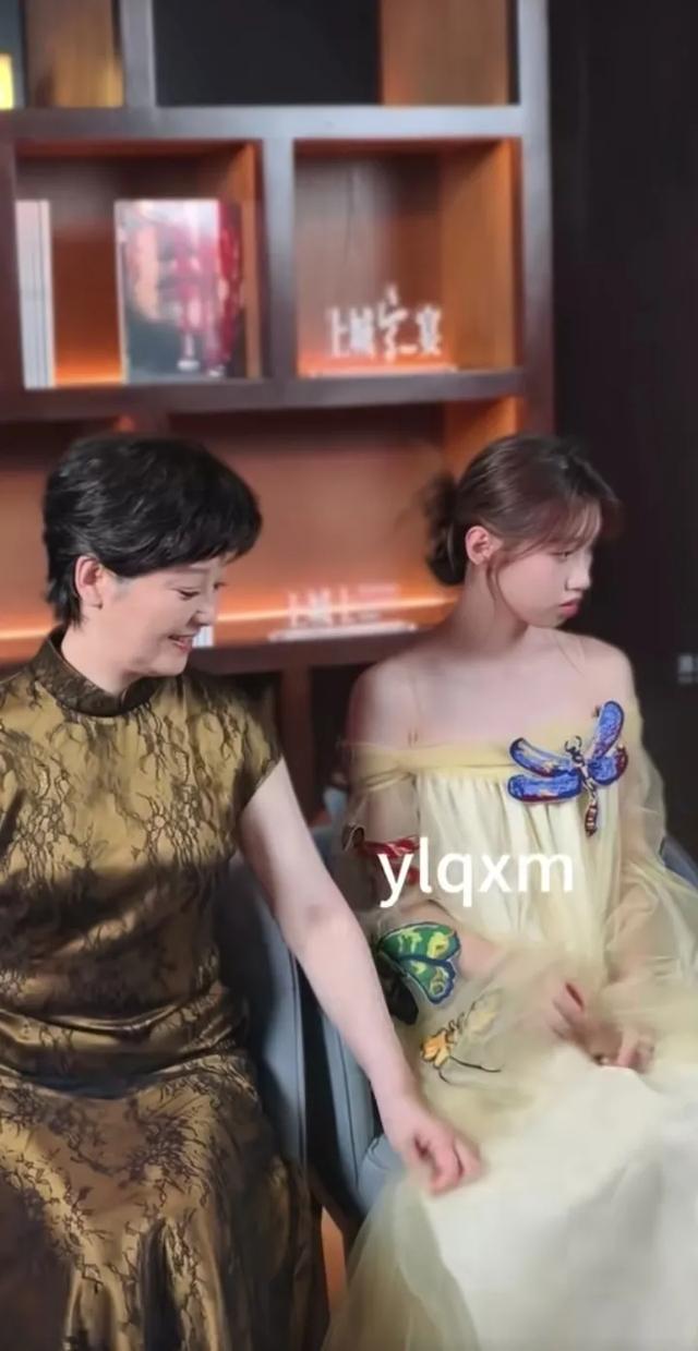 徐帆和女儿徐朵同框亮相，女儿长得跟冯小刚一个模子出来的