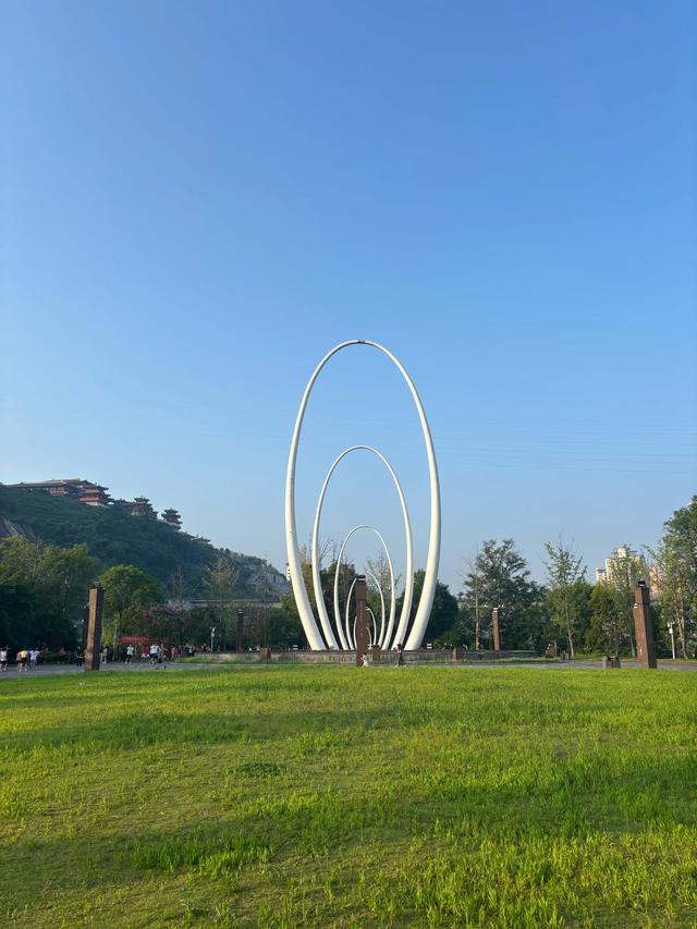七律·游河边公园