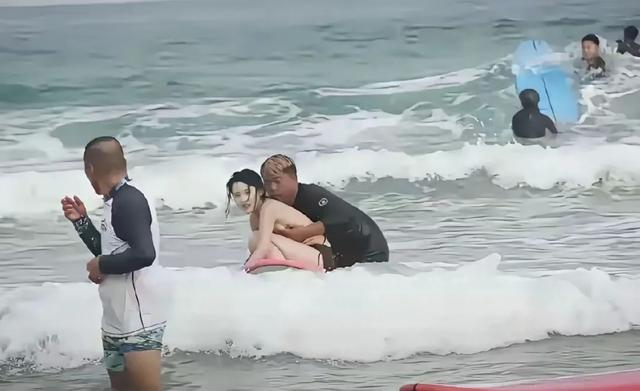 女子冲浪比基尼被冲飞，教练神操作引全网热议，你怎么看