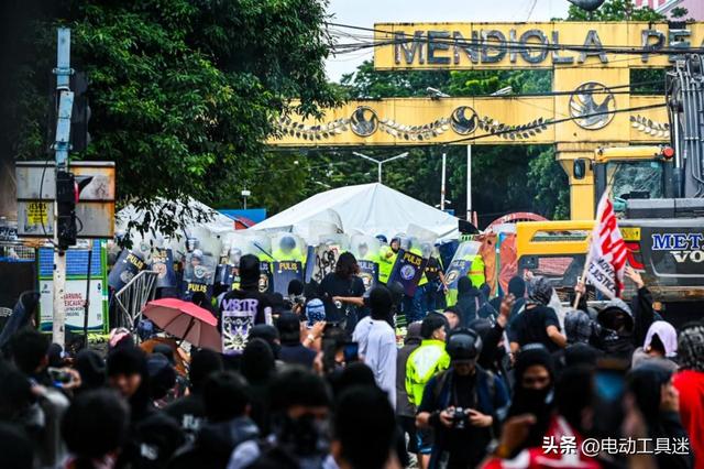 暗战变成了明战，菲律宾军方宣布红色警戒状态，小马科斯岌岌可危