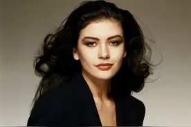 泽塔琼斯：守了花心老公24年，儿子遗传她的高颜值，女儿没她好看图片